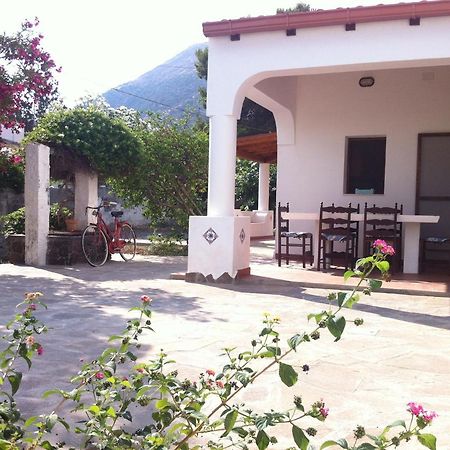 Villa By The Vulcano - 70Mq Plus Large Garden And Patio Exteriör bild